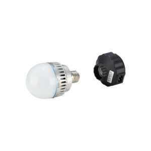 nane27mag3 Valkoinen LED-lamppu, jossa on metallinen kanta, näkyy NANLITE E27 -magneettisovittimen, mustan irrotettavan pistorasian, vieressä valkoisella pohjalla.