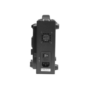 nanlaturi3 NANLITE-akkulaturissa Dual 26V V-mount -akulle, joka on kuvattu takaa valkoista taustaa vasten, on virtakytkin, virransyöttöliitäntä, tuuletusaukot ja viivakooditarra lähellä pohjaa.