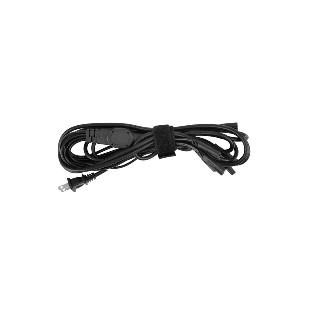 nanlite splitter NANLITE A/C-jakaja 8 light Kit Pavotube X:lle on kelattu musta virtajohto, jonka toisessa päässä on kolmipistoke ja toisessa päässä liitin, joka on kiinnitetty tarranauhalla ja joka näkyy valkoisella pohjalla.