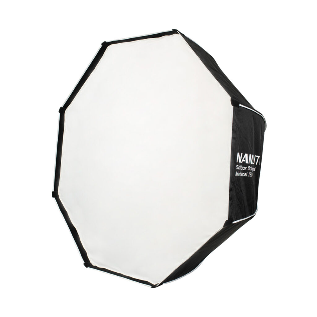 nanocta NANLITE Octangle softbox MixPanel 150:lle on mustavalkoinen kahdeksankulmainen valohajotin, jonka kylkeen on painettu "NANLITE Softbox Octa", joka on suunniteltu valokuvaukseen tai videovalaistukseen.