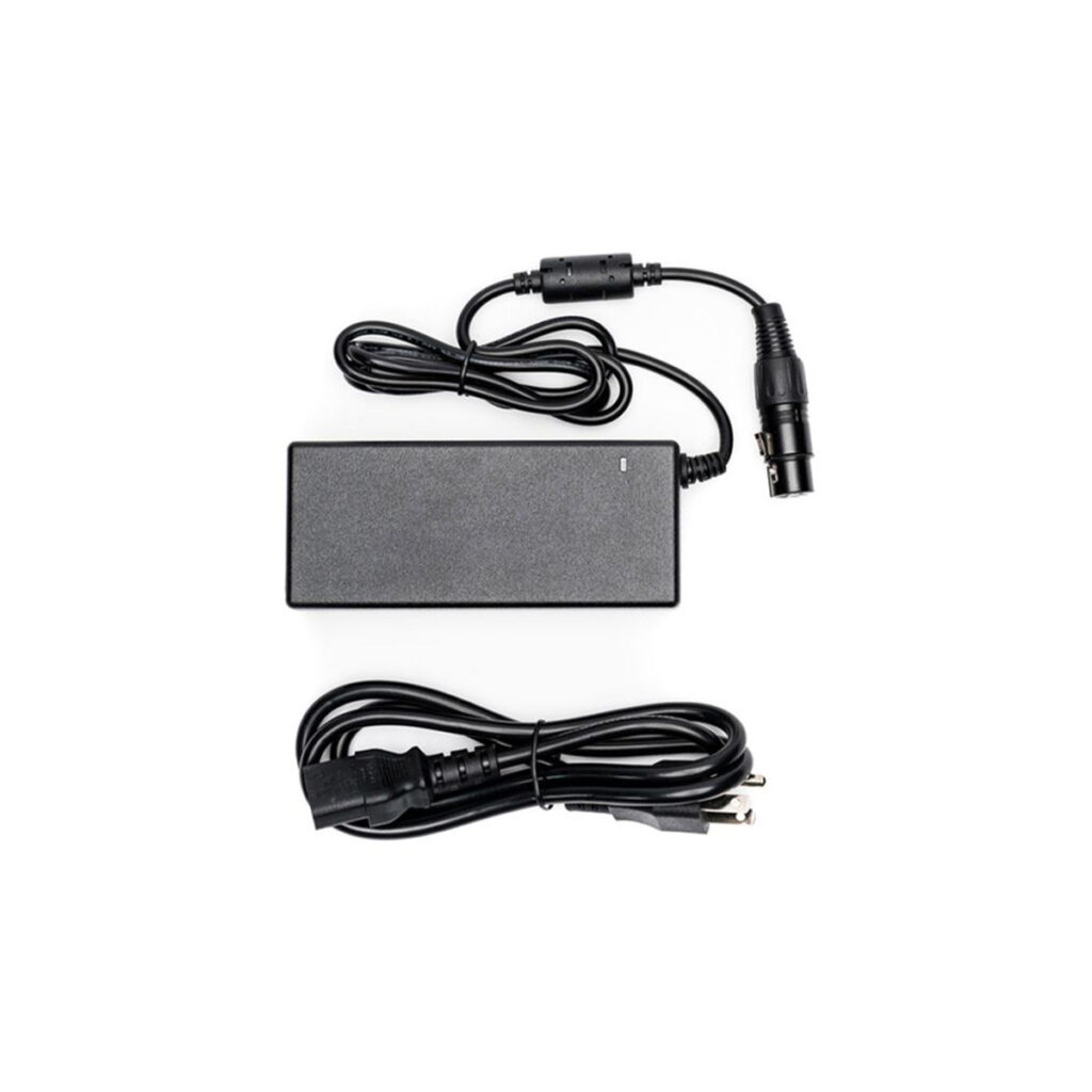 nanxlr NANLITE 15V 6A -sovitin, jossa on XLR-kaapeli, on musta virtasovitin, jossa on XLR-liitäntäkaapeli ja tavallinen kaksipistokepistoke valkoisella pohjalla.