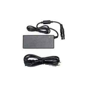 nanxlr NANLITE 15V 6A -sovitin, jossa on XLR-kaapeli, on musta virtasovitin, jossa on XLR-liitäntäkaapeli ja tavallinen kaksipistokepistoke valkoisella pohjalla.