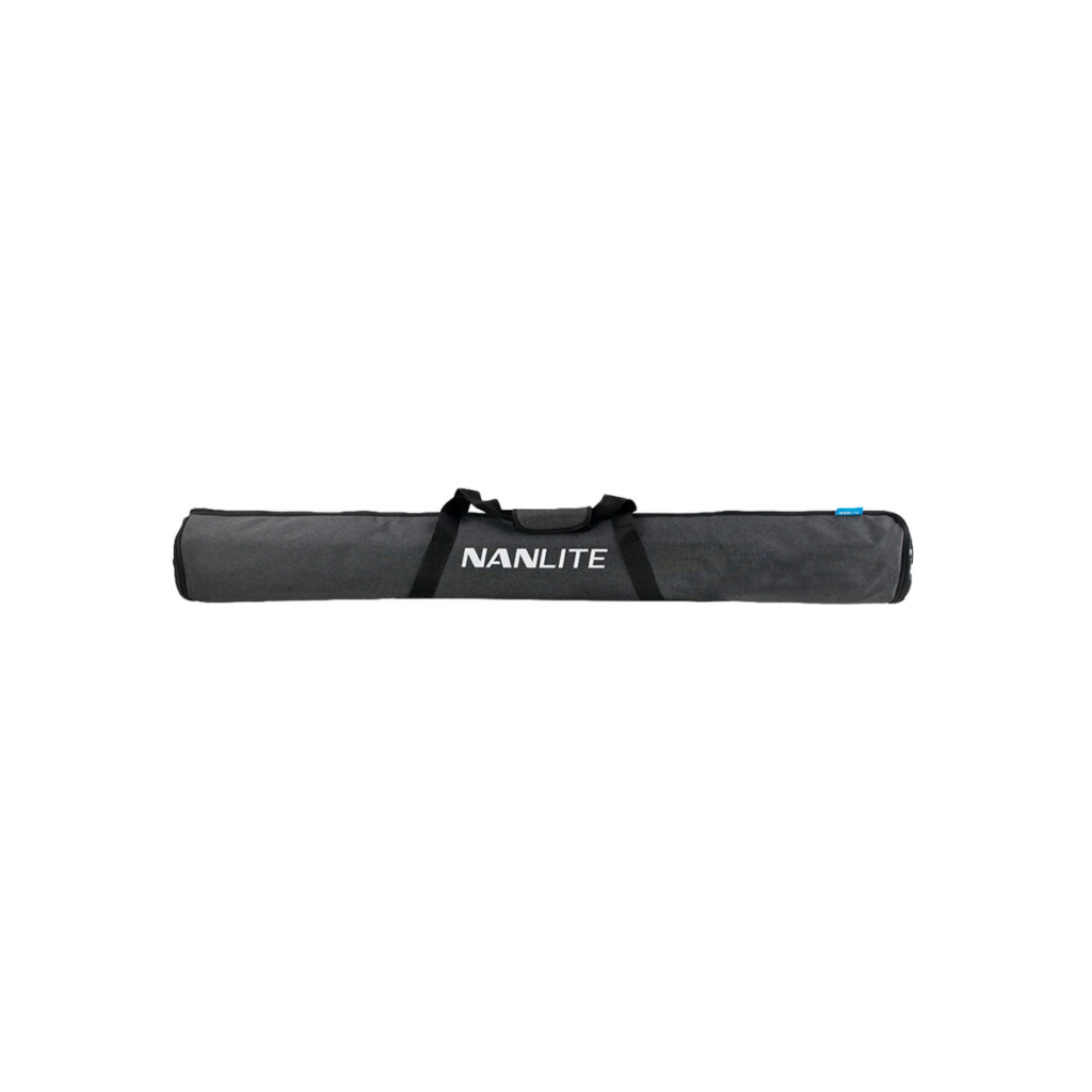 pavolaukku 30x NANLITE Bag for PavoTube II 30X (mahtuu 4 valaisinta) on musta kantolaukku, jossa on kahvat ja joka on ihanteellinen valaisimien kuljettamiseen, kuvassa valkoista taustaa vasten.