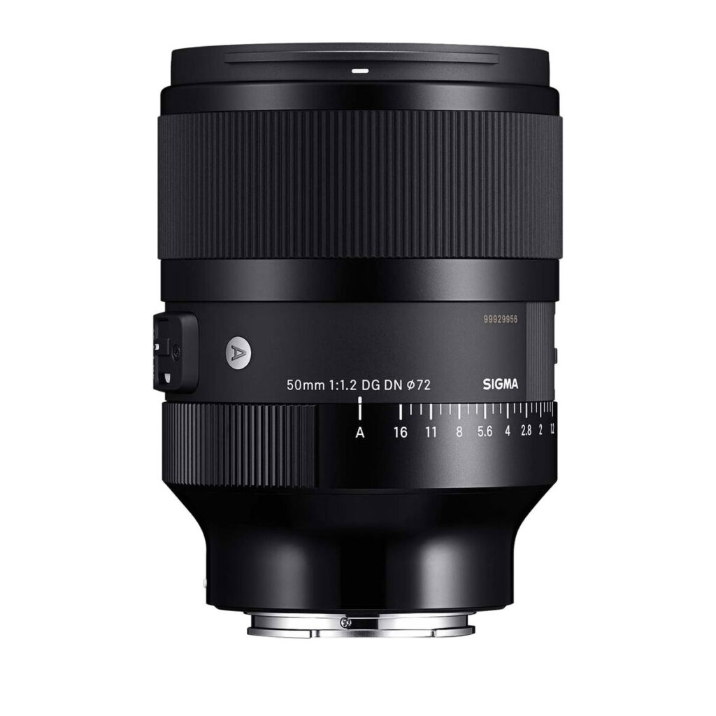 sigma_50mm_f12_dn_04 Sigma 50mm f/1.2 DG DN Art -objektiivi, Sony E, musta objektiivi, jossa on leveä tarkennusrengas, manuaalinen aukkorengas ja erilaisia merkintöjä, näkyy pystyssä valkoista taustaa vasten.