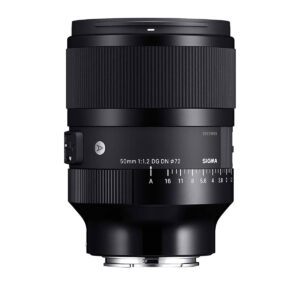 sigma_50mm_f12_dn_04 Sigma 50mm f/1.2 DG DN Art -objektiivi, Sony E, musta objektiivi, jossa on leveä tarkennusrengas, manuaalinen aukkorengas ja erilaisia merkintöjä, näkyy pystyssä valkoista taustaa vasten.