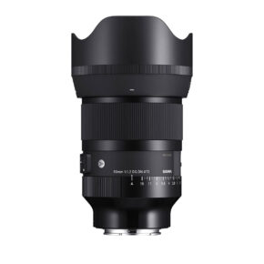 sigma_50mm_f12_dn_05 Musta Sigma 50mm f/1.2 DG DN DN Art -objektiivi, Sony E näkyy pystysuoraan valkoisella taustalla, ja sen suuri huppu, tarkennusrengas, aukkorengas ja objektiivin kiinnitys korostuvat.