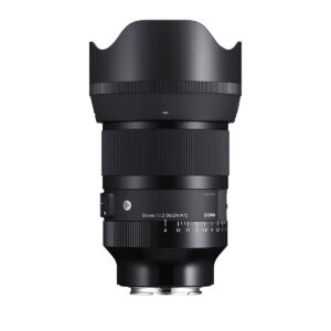 sigma_50mm_f12_dn_05 Musta Sigma 50mm f/1.2 DG DN DN Art -objektiivi, Sony E näkyy pystysuoraan valkoisella taustalla, ja sen suuri huppu, tarkennusrengas, aukkorengas ja objektiivin kiinnitys korostuvat.