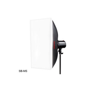 1326279164_739 Godox Softbox Universal Mount 40x60cm, jossa on valkoinen etudiffuusori ja mustat sivut, on asennettu mustalle jalustalle. Vasemmassa alakulmassa on merkintä SB-MS.