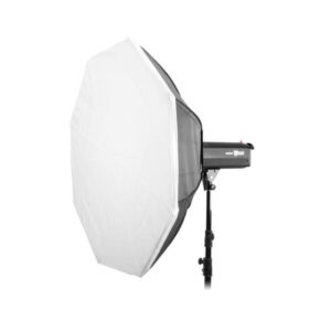 1353933174_475 Godox Octa Softbox 120cm on suuri valkoinen kahdeksankulmainen diffuusori, joka on kiinnitetty mustaan säädettävään jalustaan, ihanteellinen ammattimaiseen valokuvaukseen.