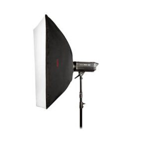 1353934546_910 Godox Softbox Bowens Mount 60x60cm on kuvassa asennettuna studiostroboskooppivalaisimeen jalustalla, sivulta katsottuna valkoista taustaa vasten.