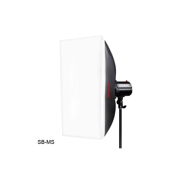 1386850313_324 Godox Mini Pioneer 250W Softbox Umbrella Duo Kit sisältää suorakulmaisella valkoisella diffuusorilla varustetun studiosoftboxin säädettävällä mustalla jalustalla, jonka vasemmassa alareunassa on merkintä SB-MS ja jonka sivussa näkyy Godoxin tuotemerkki.