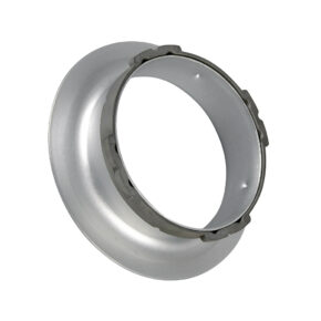 1399277772_708 Godox Softbox Adapter for Multiblitz vari/Profilux/Xeuolux on metallinen, rengasmainen teollinen komponentti, jossa on levenevä reuna ja lovettu sisäreuna, kuvassa valkoista taustaa vasten.