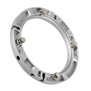 1399277883_062 Godox Softbox Universal Adapter on hopeinen metallinen pyöreä kiinnitysrengas, jossa on kolme tasaisin välimatkoin olevaa pulttia, kuvassa vinossa valkoisella pohjalla.