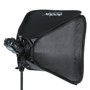 1406554220_903 Godox S-tyypin Bracket Bowens + Softbox 60x60cm, kuvassa asennettuna salaman kanssa valotelineeseen, tarjoaa ammattimaisen mustan softbox-valaistuksen valokuvaukseen.