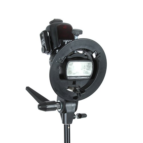 1406554226_132 Godoxin S-tyyppinen Bracket Bowens 60x60cm softboxilla on asennettu valotelineeseen valkoista taustaa vasten.