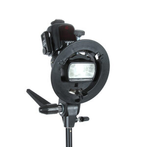 1406554256_075 Godoxin S-tyyppinen Bracket Bowens ja 80x80cm softbox on asennettu kolmijalkaiseen jalustaan ja näytetään edestä valkoista taustaa vasten.