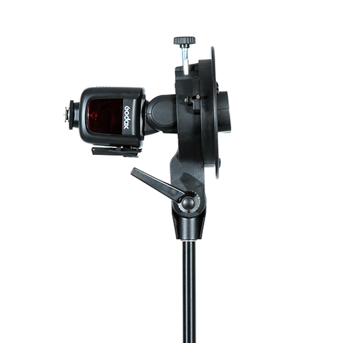 1406554260_054 Godoxin S-tyyppinen Bowens-kiinnike ja 80x80 cm:n Softbox näkyvät profiilissa, ja se on asennettu valotustelineeseen, jossa on näkyvät säätönupit ja salamapidike.