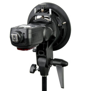 1448260728_526 Godoxin S-kiinnike Elinchrom Rotolux, joka on yhdistetty 60x60cm softboxiin, kiinnitetään valotelineeseen säädettävää studiovalaistusta varten.