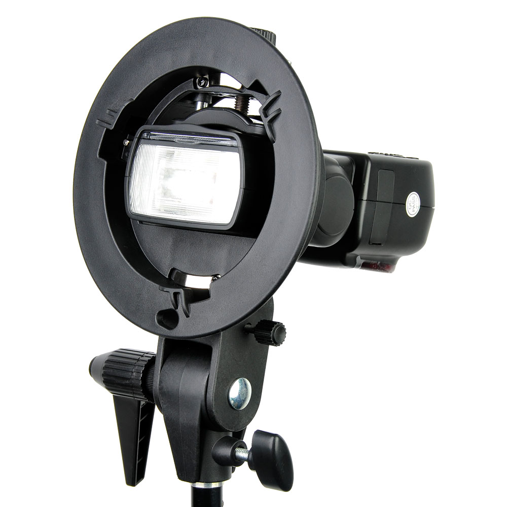 1448260728_572 Godoxin S-kiinnike Elinchrom Rotolux + Softbox 60x60cm pitää kameran salamalaitteen turvallisesti pystysuorassa jalustassa, ja siinä on useita säätönuppeja joustavaa sijoittelua varten.