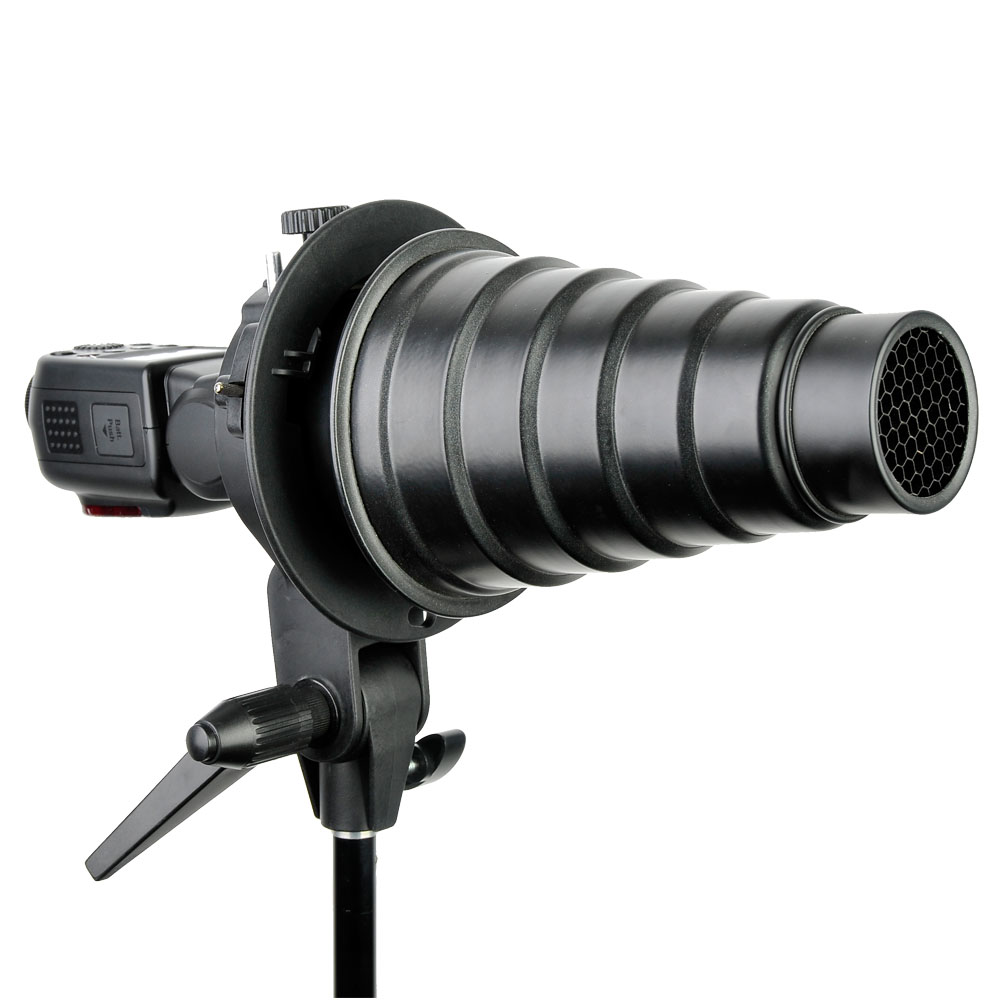 1448260748_417 Godoxin S-kiinnitteinen Elinchrom Rotolux 80x80cm softboxilla ja ritilällä, joka on asennettu jalustalle valkoista taustaa vasten.