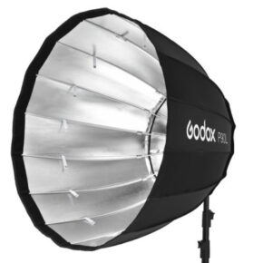 1516022134_428 Suuri, musta ja hopeinen sateenvarjon muotoinen Godox Parabolic Softbox Elinchrom P90LE on asennettu jalustalle valkoista taustaa vasten.