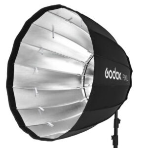 1516022134_428 Suuri, musta ja hopeinen sateenvarjon muotoinen Godox Parabolic Softbox Elinchrom P90LE on asennettu jalustalle valkoista taustaa vasten.