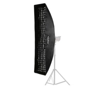 1528726689_327 Musta Godox Softbox Bowens Mount + Grid 40x180cm on asennettu studiovalotelineeseen valkoista taustaa vasten, ja Godoxin logo on keskellä.