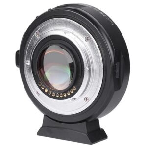 1532683546_324 Lähikuvassa Viltrox EF-M2II Autofocus Adapter 0.71x -objektiivista näkyy sen metalliset elektroniset kontaktit, lasielementit ja jalustan kiinnitysjalka jalustakiinnitystä varten.
