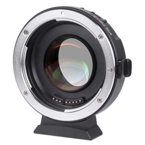 1532683546_332 Lähikuvassa Viltrox EF-M2II Autofocus Adapter 0,71x näkyy sen metallinen kiinnitysrengas, elektroniset koskettimet ja keskeinen lasielementti valkoisella pohjalla.