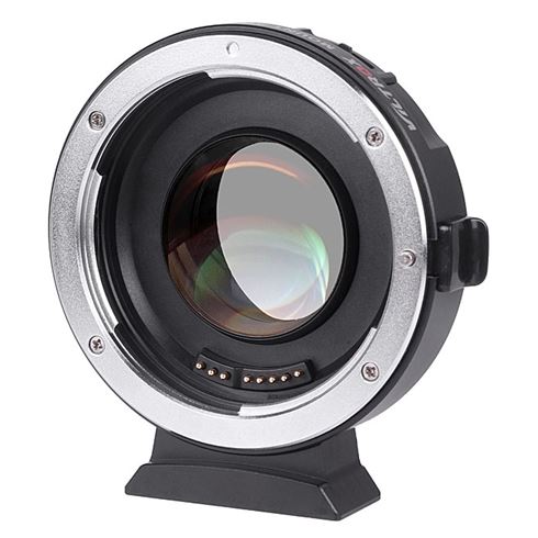 1532683546_332 Lähikuvassa Viltrox EF-M2II Autofocus Adapter 0,71x näkyy sen metallinen kiinnitysrengas, elektroniset koskettimet ja keskeinen lasielementti valkoisella pohjalla.