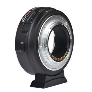 1532683842_400 Viltrox EF-M1 Autofocus Adapterissa on musta runko, jossa on hopeinen metallirengas, ja se seisoo pystyssä pienellä jalustalla, jonka avulla voit liittää kameran objektiivit eri kamerarunkoihin.