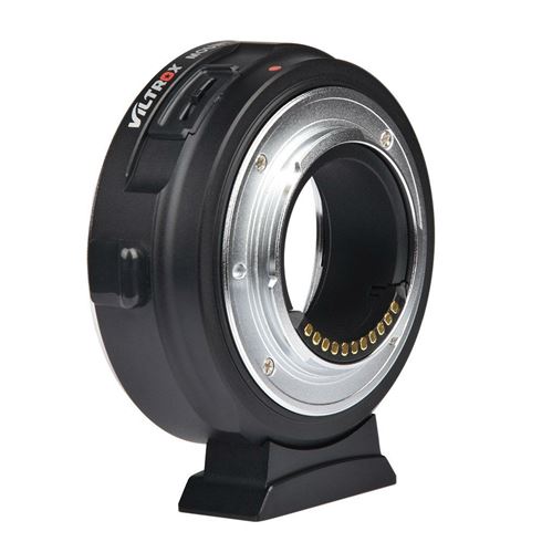 1532683842_400 Viltrox EF-M1 Autofocus Adapterissa on musta runko, jossa on hopeinen metallirengas, ja se seisoo pystyssä pienellä jalustalla, jonka avulla voit liittää kameran objektiivit eri kamerarunkoihin.