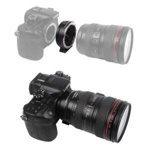 1532683842_500 Musta Lumix-kameran runko, Viltrox EF-M1 Autofocus Adapter ja suuri Canon-zoom-objektiivi näkyvät ylhäällä erikseen; alhaalla kamera, adapteri ja objektiivi on koottu yhteen.