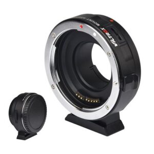 1532683842_551 Lähikuva Viltrox EF - M1 Autofocus Adapterista, jossa on elektroniset koskettimet objektiivin suojuksen vieressä. Tämän sovittimen avulla voit kiinnittää EF-mount-objektiivit yhteensopiviin kamerarunkoihin.