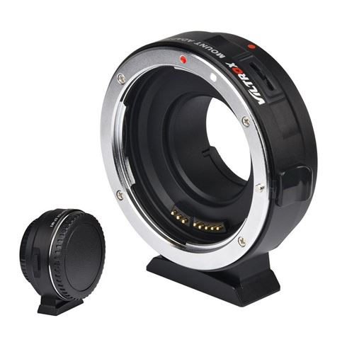 1532683842_551 Lähikuva Viltrox EF - M1 Autofocus Adapterista, jossa on elektroniset koskettimet objektiivin suojuksen vieressä. Tämän sovittimen avulla voit kiinnittää EF-mount-objektiivit yhteensopiviin kamerarunkoihin.