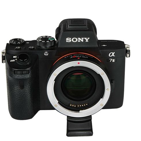 1532683962_052 Viltrox EF-E II Autofocus Adapter 0.71x on esitetty edestä, jossa näkyy objektiivin kiinnitys ja säätimet ilman objektiivia.