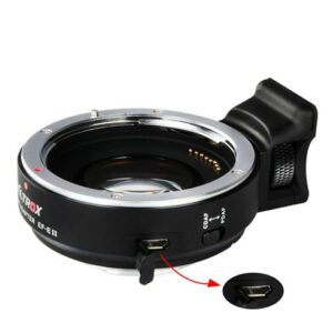 1532683962_736 Lähikuva Viltrox EF - E II Autofocus Adapter 0.71x -laitteesta, jossa on USB-portti laiteohjelmistopäivityksiä varten, punainen nuoli korostaa porttia. Mustassa sovittimessa on metalliset korostukset.