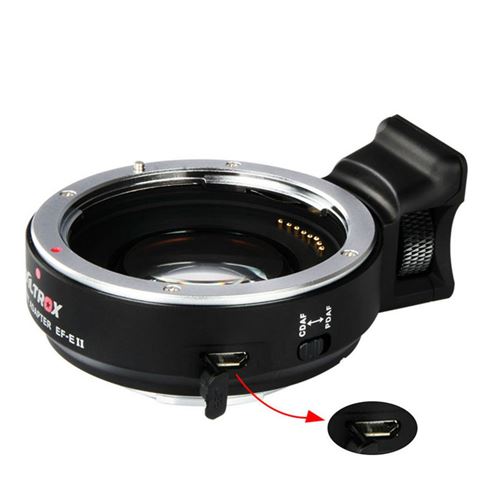 1532683962_736 Lähikuva Viltrox EF - E II Autofocus Adapter 0.71x -laitteesta, jossa on USB-portti laiteohjelmistopäivityksiä varten, punainen nuoli korostaa porttia. Mustassa sovittimessa on metalliset korostukset.