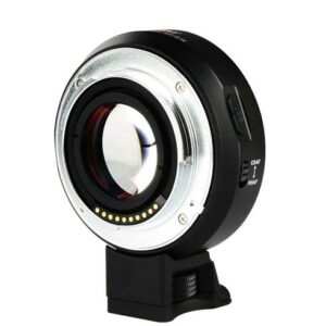 1532683962_807 Lähikuva Viltrox EF - E II Autofocus Adapter 0.71x, musta ja hopea, seisoo pystyssä kiinnikkeessä, jossa on näkyvät elektroniset koskettimet ja harjattu reuna.