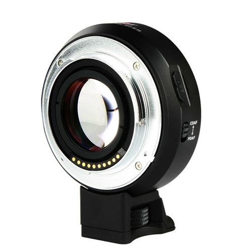 1532683962_807 Lähikuva Viltrox EF - E II Autofocus Adapter 0.71x, musta ja hopea, seisoo pystyssä kiinnikkeessä, jossa on näkyvät elektroniset koskettimet ja harjattu reuna.