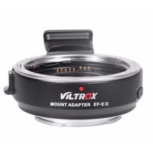 1532683962_896 Viltrox EF-E II Autofocus Adapter 0.71x, kuvassa edestä, jossa näkyvät elektroniset kontaktit ja tuotemerkki, mahdollistaa EF-objektiivien kiinnittämisen yhteensopiviin kamerarunkoihin.