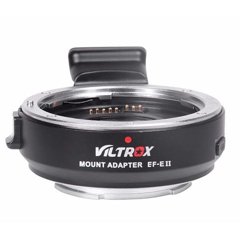 1532683962_896 Viltrox EF-E II Autofocus Adapter 0.71x, kuvassa edestä, jossa näkyvät elektroniset kontaktit ja tuotemerkki, mahdollistaa EF-objektiivien kiinnittämisen yhteensopiviin kamerarunkoihin.