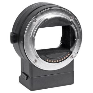 1532684193_431 Lähikuva Viltrox Nikon F - E1 Autofocus Adapterista, jossa on pyöreä metallirengas, elektroniset koskettimet ja musta suorakulmainen pohja Nikon F-mount -objektiivien kiinnittämiseksi kameran runkoon.