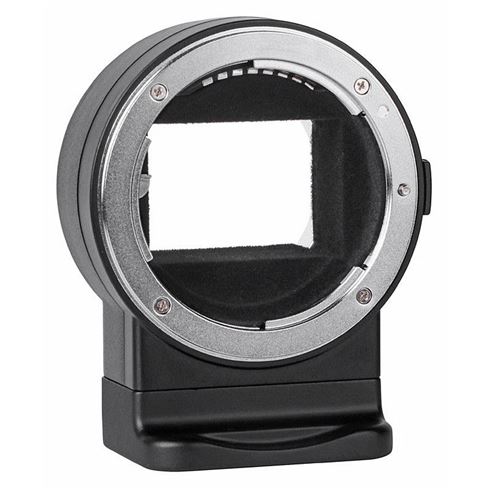 1532684193_930 Lähikuva Viltrox Nikon F - E1 Autofocus Adapterista, jossa on musta runko, suorakulmainen aukko ja hopeinen metallirengas valkoista taustaa vasten.