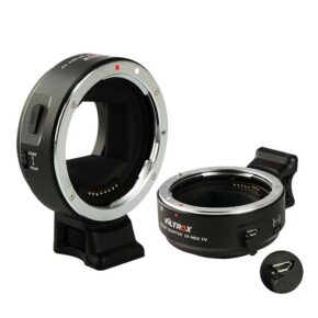 1532684313_422 Esillä on kaksi Viltrox EF-NEX IV -automaattitarkennusadapteria - yksi pystyasennossa, toinen tasainen - Canon EF-objektiivien kiinnittämiseksi Sony E-mount -kameroihin, ja lähikuvassa on adapterin elektroniset koskettimet.