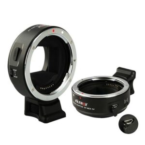 1532684313_422 Esillä on kaksi Viltrox EF-NEX IV -automaattitarkennusadapteria - yksi pystyasennossa, toinen tasainen - Canon EF-objektiivien kiinnittämiseksi Sony E-mount -kameroihin, ja lähikuvassa on adapterin elektroniset koskettimet.