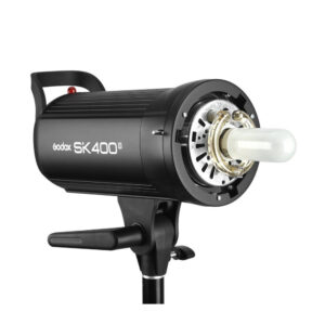 1533122764_187 Godox SK400II -studiostroboskooppivalaisin, musta, jossa on valkoinen lamppu, on asennettu mustalle jalustalle ja näytetään valkoista taustaa vasten.
