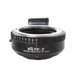 1533805310_510 Musta Viltrox Nikon F - M43 -objektiivin kiinnityssovitin, jossa on numeromerkinnät ja punainen kohdistusmerkki valkoisella pohjalla. Tämä sovitin yhdistää Nikon F-mount -objektiivit Micro Four Thirds (M43) -kameroiden kiinnikkeisiin.