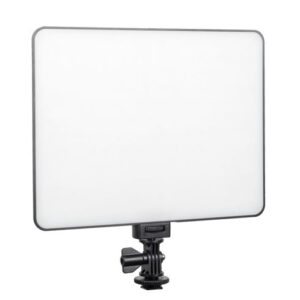1535112751_917 Viltrox VL 200T LED-valaisimessa on suorakulmainen paneeli, jossa on valkoinen diffuusori ja joka on kiinnitetty säädettävään mustaan jalustaan, jossa on kiristysnuppi, ja joka on asetettu valkoista taustaa vasten.