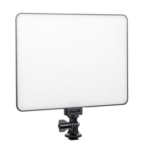 1535112751_917 Viltrox VL 200T LED-valaisimessa on suorakulmainen paneeli, jossa on valkoinen diffuusori ja joka on kiinnitetty säädettävään mustaan jalustaan, jossa on kiristysnuppi, ja joka on asetettu valkoista taustaa vasten.